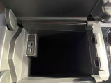 アームレストを開けば、中は収納スペースになっています。USBに対応しています。