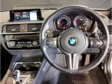 【ハンドル】ドライバーとBMW車の一体感がダイレクトに伝わるステアリングホイール。形状・太さへの拘りに加えて、操作性を高める為にスイッチ類も配置。クイックかつ安定のドライビングを体感下さい!
