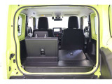 後部座席は片方だけ畳めるので、荷物や乗車人数にあわせてアレンジできます。
