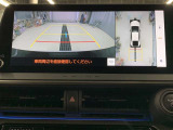 車庫入れの苦手な方にバック時のサポートバックモニター、パノラミックビューモニター付き。※カメラが映し出す範囲は限られています。必ず車両周辺の安全を直接確認してください。