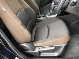 運転席シートリフター!ご自分の好きなシートポジションが取れるので運転が楽しくなりますし疲れにくいです。