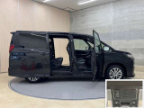 狭いスペースでも、隣の車を気にせず開閉出来るスライドドア。どんな場所でもドアを十分に大きく開くことが出来るので乗り降りや荷物を載せるのに便利です。