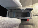 センターアームレスト付きで運転中も腕が楽々!