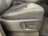 パワーシート搭載、微妙な調整が手軽にでき、ピッタリのポジションで運転することが可能です。