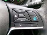 プロパイロット。高速道路の運転で、アクセル、ブレーキ、ステアリングをクルマがアシスト。ドライバーの負担を軽減します。