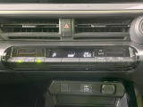 【オートエアコン】一度お好みの温度に設定すれば、車内の温度を検知し風量や温度を自動で調整。暑い&hellip;寒い&hellip;と何度もスイッチ操作をする必要はありません。快適な車内空間には必須の機能ですね♪