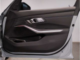BMWはドアが分厚いです。衝突によりドアがつぶれてしまった場合にも外からいち早くドアを開けれるよう考えられています。数十秒の救出の遅れが命につながりかねない場合、こういった配慮が重要なポイントです。