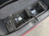トランクルーム下にパンク修理キット