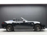 マツダ車の特徴でもあるボンネット部分が長いのもロードスターがスタイリッシュに見える理由の一つです。