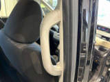 つかみやすい乗降用のグリップで、スライドドアからの乗り降りをサポートします。
