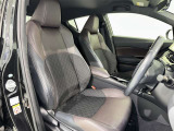 高いホールド性で運転姿勢が安定します。長距離ドライブでも疲れにくいのが魅力です。快適なドライビングライフをお送りください♪