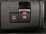 【電動パーキングブレーキ】スイッチ一つで簡単に操作できる電動パーキングを搭載。シフト操作やアクセルと連動してパーキングブレーキが作動・解除されるため、スムーズな発進が可能に。