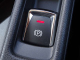 【電動パーキングブレーキスイッチ】停車中や駐車時に使用するブレーキで後輪が固定されます。