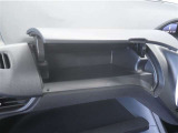 使いやすさを考えた収納スペースを車内にバランス良く配置。よく使う小物を手の届きやすい場所にしまえるため、運転中も快適です。毎日の通勤やお出かけで、その便利さを実感できます。