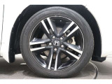 純正のアルミホイールが足元を飾ります!タイヤサイズは215/55R17でございます。