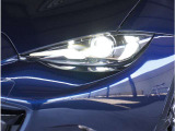 【LEDヘッドライト】悪天候や夜間走行時も良好な視界を確保し安心して運転できる高輝度LEDヘッドライトを装備。明るい上に点灯速度が早く消費電力も抑えられています。