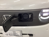 急速充電は車内のボタンを操作して開け、あとは充電コネクターを差すだけで充電開始します。簡単な充電操作と、フタの開け方を変えることで差し間違いを防げる安心感。