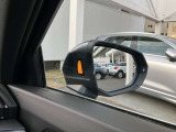 サイドアシスト装備 ドライバーの死角を並走する車両を検知します。ドアミラーの内側のLEDが点灯・点滅して事故の危険を知らせます。