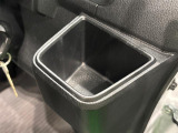 運転席には600mLのペットボトル等を収納できる掘り込み式ドリンクホルダーが付いています
