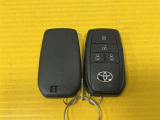 スマートキーはかばんやポケットに入れておけば、ドアのロックアンロックやエンジンの始動が可能!スマートキーからも運転席からも両側自動スライドドアの開閉操作ができます!