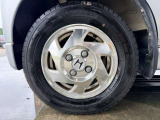 145/80R12ノーマルタイヤ装着車♪各種アルミホイールや、スタッドレスタイヤも取扱いしております。是非ご相談ください♪
