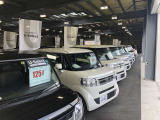 大型室内展示場には人気の軽自動車が多数展示しています。