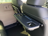 シートバックテーブル付です!!停車時の休憩中に重宝します!!