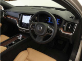 インストルメントパネルは僅かに運転席側へと傾けられているほか、余計なスイッチ類を可能な限り排し、運転に集中しやすい環境を造り出しています。