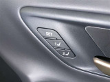 シートメモリー機能装備付きです。シートの位置をそれぞれ記憶しておく事ができるので、ご家族や、複数の方で車を乗られるオーナー様には、便利な機能です。
