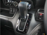 ◆ハンドル・インパネシフト◆シフトノブはインパネに配置されているので、運転席&hArr;助手席の移動が簡単。