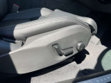 運転席8ウエイパワーシート(ドアミラー連動メモリー機構付)のスイッチ。