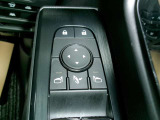 電動格納式ミラーなので、対向車などとのすれ違い時にも便利です。