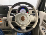 【ハンドル回り】インテリアに合わせたデザインのステアリングは、運転される方のことも考え、運転しやすい形状、大きさです。ぜひ一度、実際に触ってお確かめください。