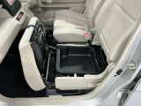 【助手席シートアンダーボックス】座面を持ち上げることで靴や汚れた荷物をすっきり隠して収納できる便利な機能です。