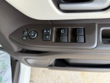 運転席右手には、マスタードアロックスイッチ、パワーウィンドウロックボタン、ドアミラー左右切り替えスイッチ、角度調整スイッチなどが装備されております♪