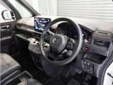 ◆視界広々で非常に運転しやすくロングドライブでも疲れを感じさせないすっきりとまとまったインパネ周りです。