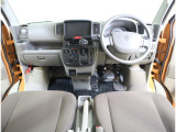 運転席から手の届く範囲に収納スペースが多く、日常使いに便利です。運転席からの見晴らしも良いので運転もしやすいです◎
