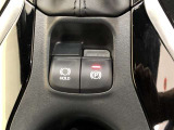HOLD機能付きの電動パーキングブレーキ。HOLD機能を使用すると、信号待ちなどでフットブレーキから足を放しても、車は動かずそのまま停車してくれます。ドライブなど足が疲れた時には便利な機能です。