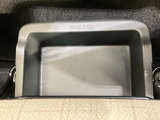 助手席アンダーボックスは運転用の替え靴や、車内に常備しておきたい子供用品、着替えた服などが収納できて便利です。女性に嬉しい収納スペースです