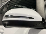 死角検知警告システムが装備されており、車線変更の際、死角に入る車両の検知、警告を行います。また、サイドミラー内部のインジケータが点灯し、危険の促しをしています。