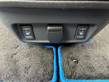 運転席と助手席の間の足元には、シートヒータースイッチがございます(*'&omega;'*) 電源ソケットもこちら☆★