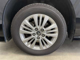 純正アルミ付き。タイヤサイズは205/60R16、現在は夏タイヤ装着で残り溝は約7ミリです