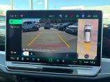 アラウンドビューモニター付きリヤビューカメラ。4台のカメラを駆使して運転席から確認しずらい周囲の状況をディスプレイ上に表示します。