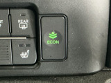 ECONスイッチ操作でエンジンやミッション、エアコンなどを総合的に制御、燃費をよくするようクルマが頑張ります。