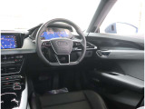 内装はシンプルに使い勝手を考え作られています。お車を運転する感覚をダイレクトに体感して頂けます。室内も広くロングドライブにも快適にお過ごしいただけます。