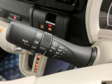 【フロント間欠ワイパー(時間調整付き)】降雨量に合わせてワイパーの作動間隔を調整することができます。