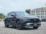力強さと気品を高次元で融合させたCX-5のフロントマスク。シャープなヘッドランプと躍動感あふれるグリルデザインが、洗練された表情を創出します。走る歓びと上質な走りを予感させる力強い佇まいです。