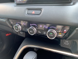 【オートエアコン】設定温度に合わせて自動で風量や風向きを調整し、車内を快適な温度に保ちます。