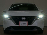 LEDヘッドライト(オートハイビーム機能付)が搭載されており、遠くまで明るく均一に照らし、高速道路等での安心感が向上しております。