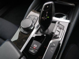【シフトノブ】BMWの高性能オートマチックは、ATセレクトレバーを左側に倒すことで、通常の「D」から「S」(スポーツ)または「M」(マニュアル)へと切り替えが可能です。